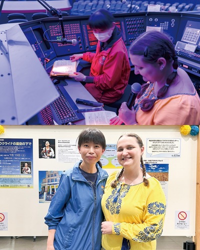 （上）「科学館」の解説台で準備するオレナさんと田中さん（下）７月のイベント後に記念撮影＝「科学館」提供