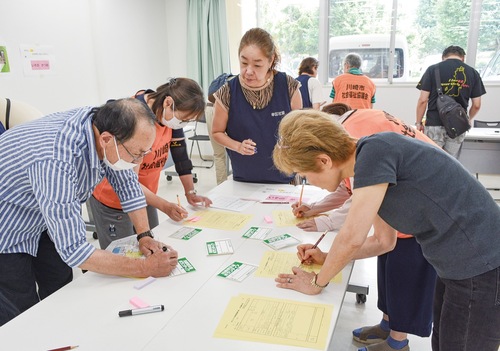 受付をデモンストレーションする参加者