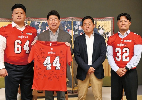 (左から)大久保選手、福田市長、山本ＨＣ、近田選手