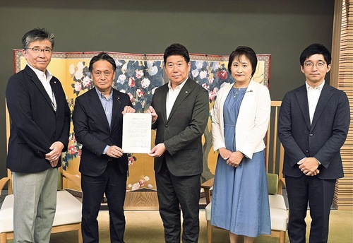 福田市長（中央）に要望書を手渡す４会派の団長