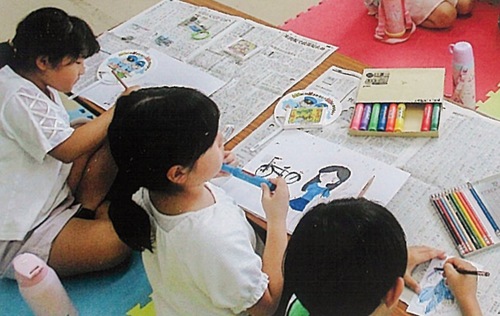 ポスター作りに勤しむ子どもたち