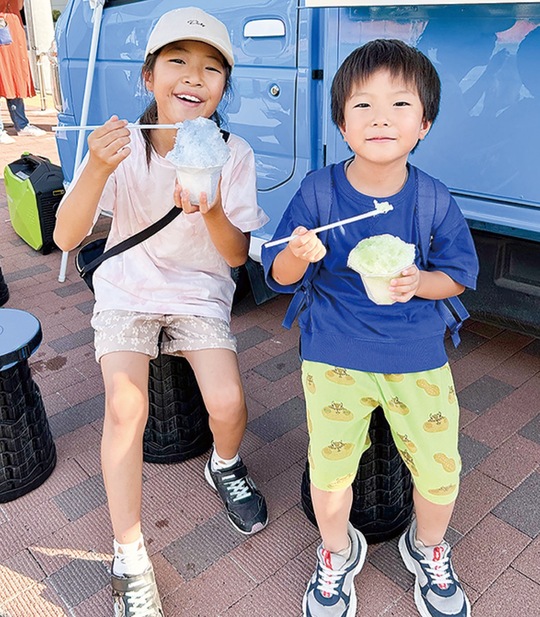 かき氷をほおばる子どもたち