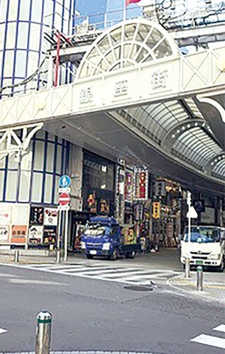 バスカーライブが行われる川崎銀座街