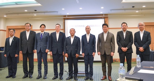 参加した川崎市の福田市長（右から3人目）と各市議会の正副議長ら