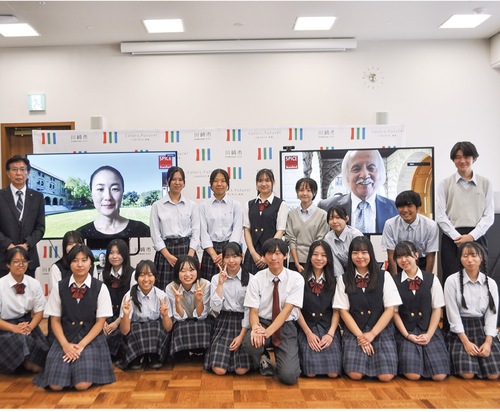 受講生らとゲイリー博士（画面右）、玉川講師（画面左）、落合隆教育長