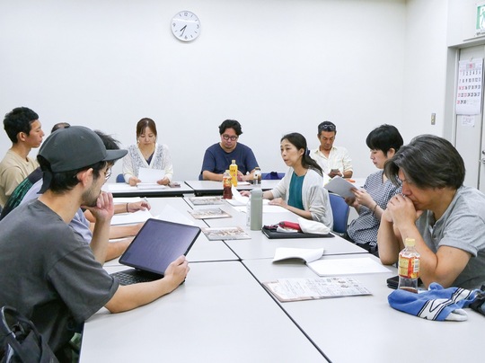 小林さん（右から４人目）を中心に読み合わせを行う出演者ら