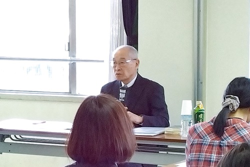 講演会（昨年）で講義する広木氏＝提供