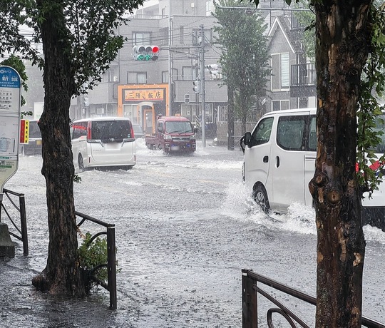 水が溢れる道路＝中原区下新城付近