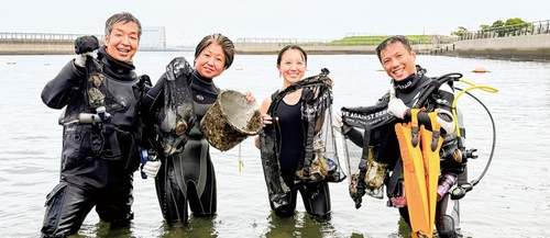 清掃活動を行った鴫谷さん(一番左)とダイバーら