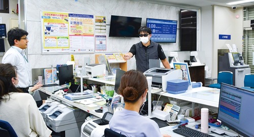 刃物を向ける犯人役と対応する行員