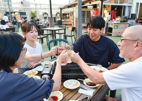 乾杯で盛り上がる客