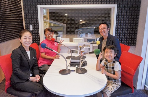 右奥から時計回りに、萬谷純さん、息子の漣くん、かおりさん、須山さん