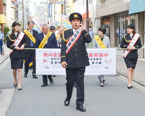 パレードを先導する光邦さん