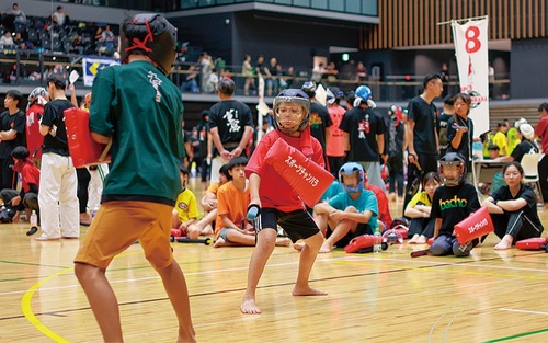 気合十分で試合に挑む三枝さん(右)