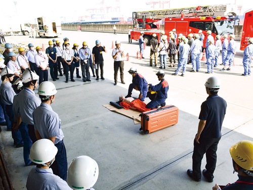 グループに分かれてＡＥＤ訓練などを体験する参加者