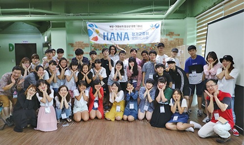 ｢花｣を表現するハナポーズでパチリ