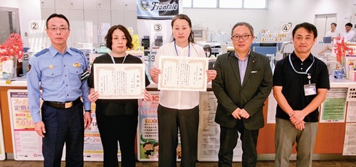 川崎信用金庫大師支店の阿部さん(中央)、小林さん(中央左)