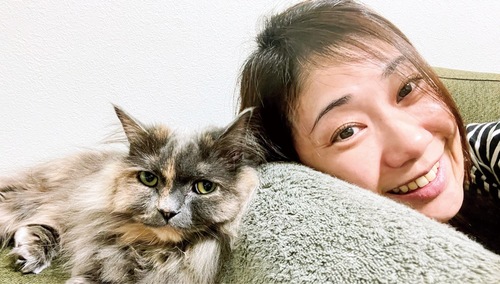 愛猫と戯れる看護師の石田さん(提供＝川崎幸病院)