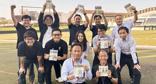 チラシを掲げる関係者ら