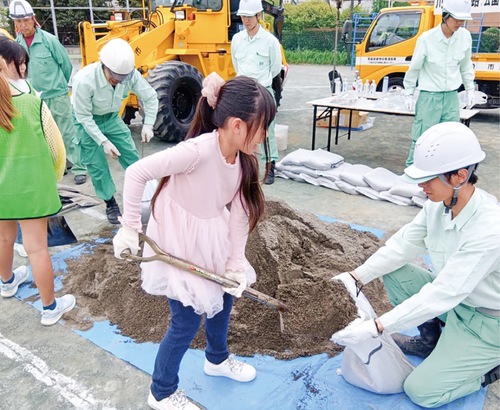 土のう袋づくりに取り組む子どもたち