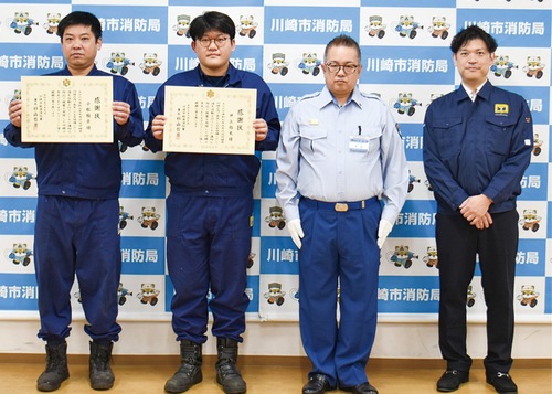 記念写真に納まる関係者