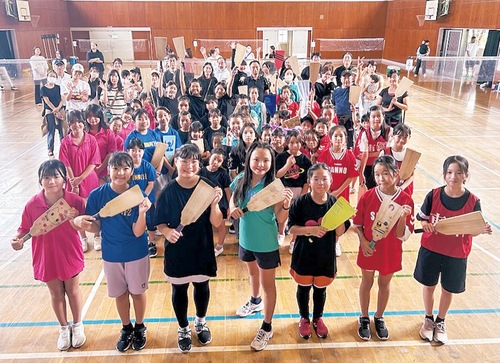 記念写真に納まる参加者