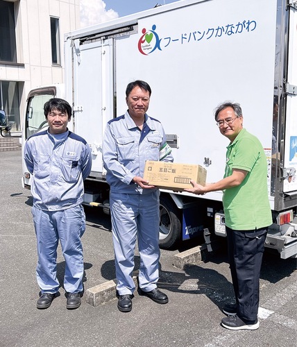 備蓄食の受け渡しを行う関係者ら