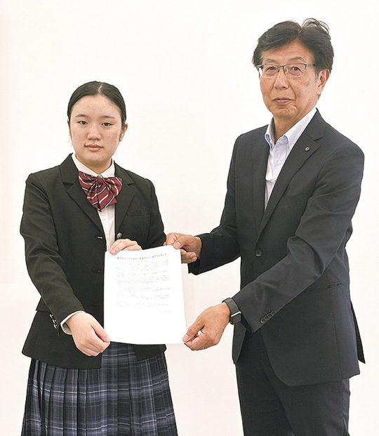 落合教育長に提言を渡す高木さん