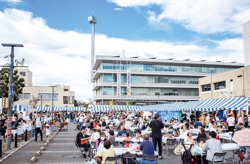 飲食コーナーの風景＝提供