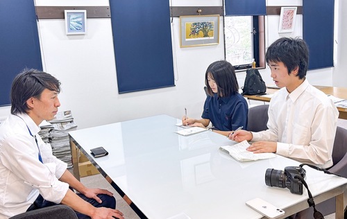 インタビューを行う御幸中生（右）