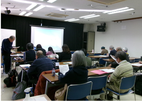 講座で学ぶ参加者（前回）