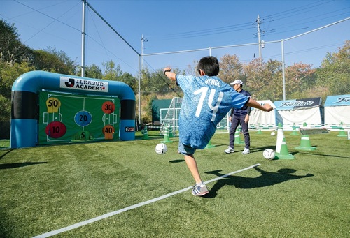 選手が練習するグラウンドでシュート！