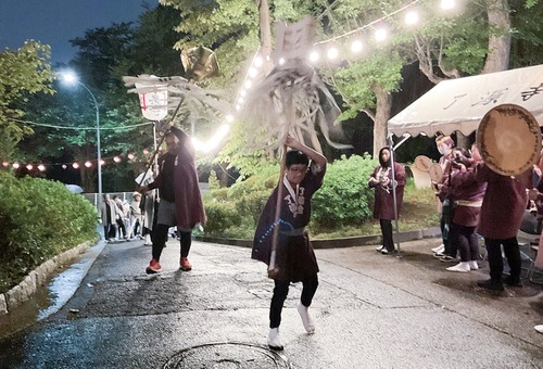 纏（まとい）を振るって練り歩く参加者