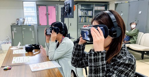 ＶＲ機器を使用して幻視を体験する参加者