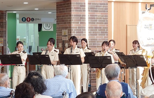 今年９月の井田病院でのコンサート（市消防音楽隊提供）
