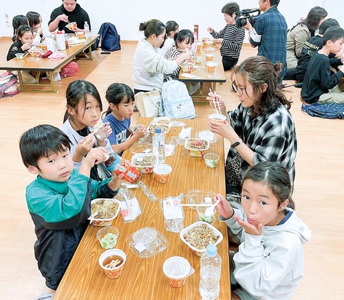 おいしそうに食べる子どもたち