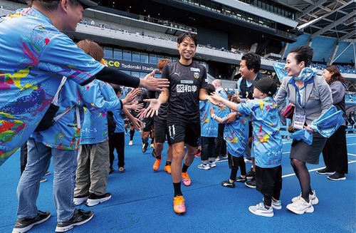 小林悠選手とハイタッチを交わす参加者