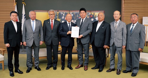 川崎市全町内会連合会の幹部と市長