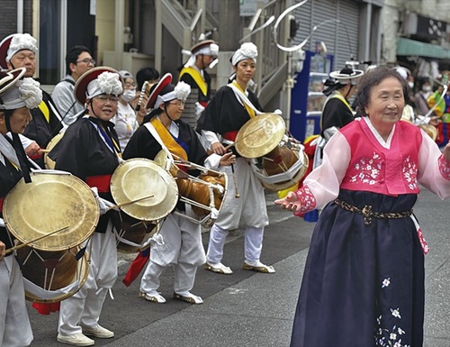 軽妙な演奏に合わせて踊るハルモニ