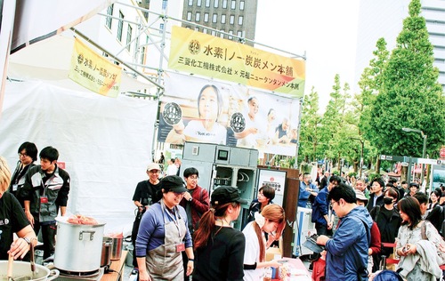 多くの人が脱炭素ラーメンを試食