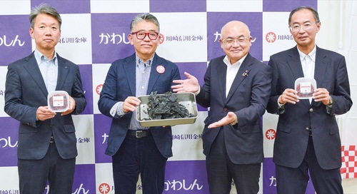 実物のクロメを持つ渥美社長（中央左）と関係者ら