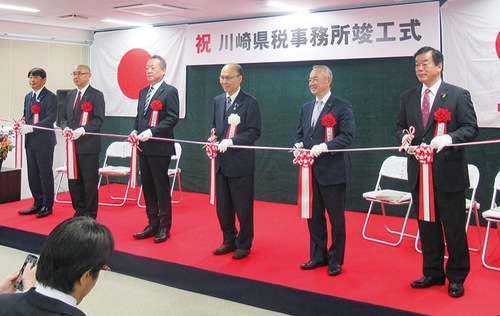 竣工を記念して行われたテープカット