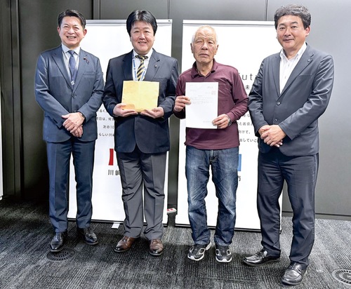 記念写真に納まる関係者