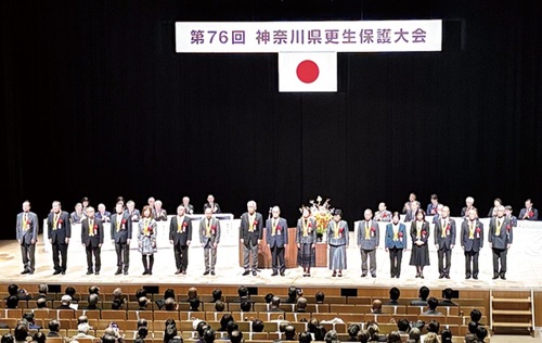 壇上に上がる表彰者