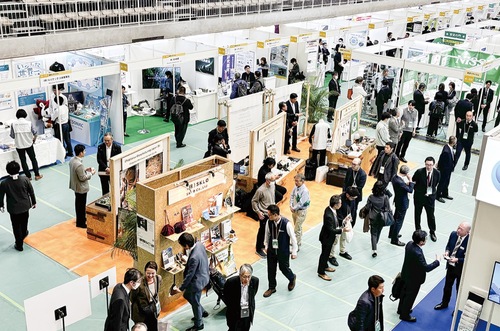 大勢の人で賑わう会場