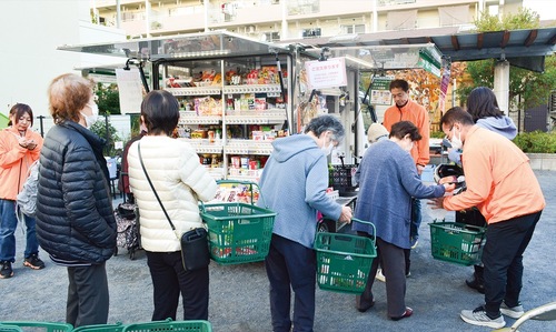 会計を待つ買い物客