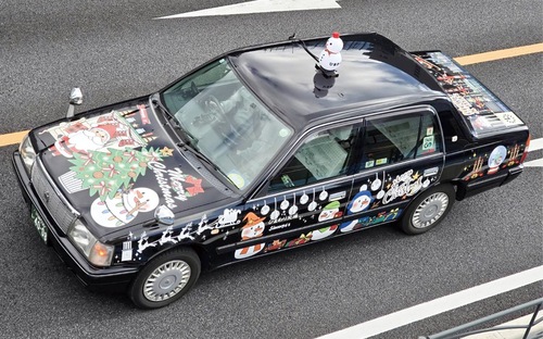 街中を走行するXマスタクシー