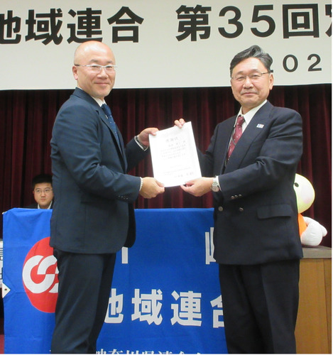 齊藤新議長（左）から感謝状を受け取る渡部前議長