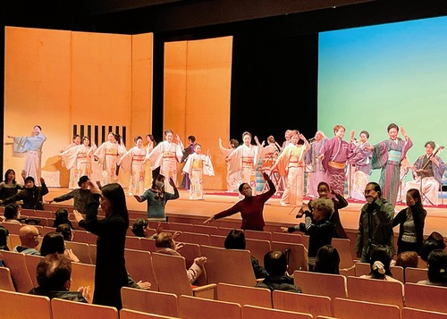 フィナーレは会場一体となって盆通り