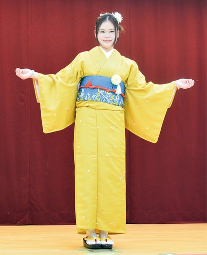 ポーズを取る同校の留学生